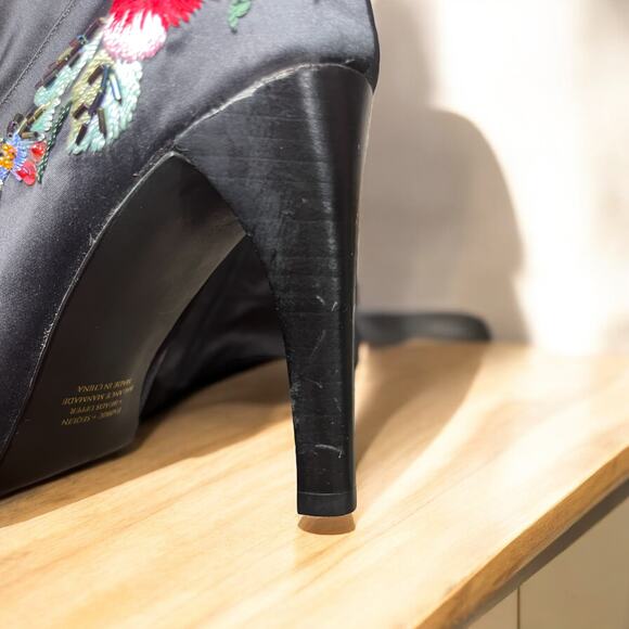 Details Beaded Embroidered Boots - Size 7.5B - Picture 9 of 9